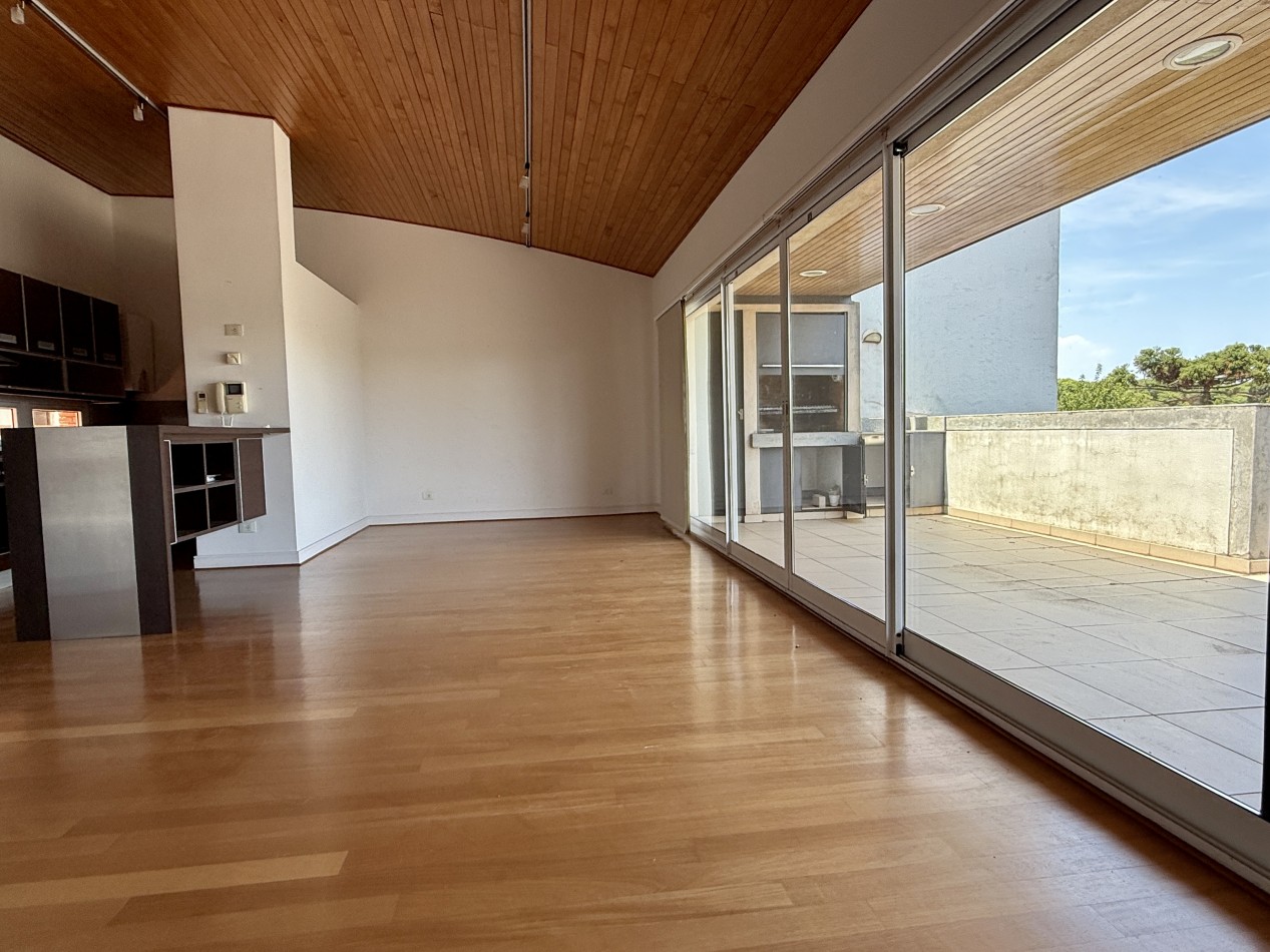 Departamento duplex en venta en San Isidro con terraza y cocheras