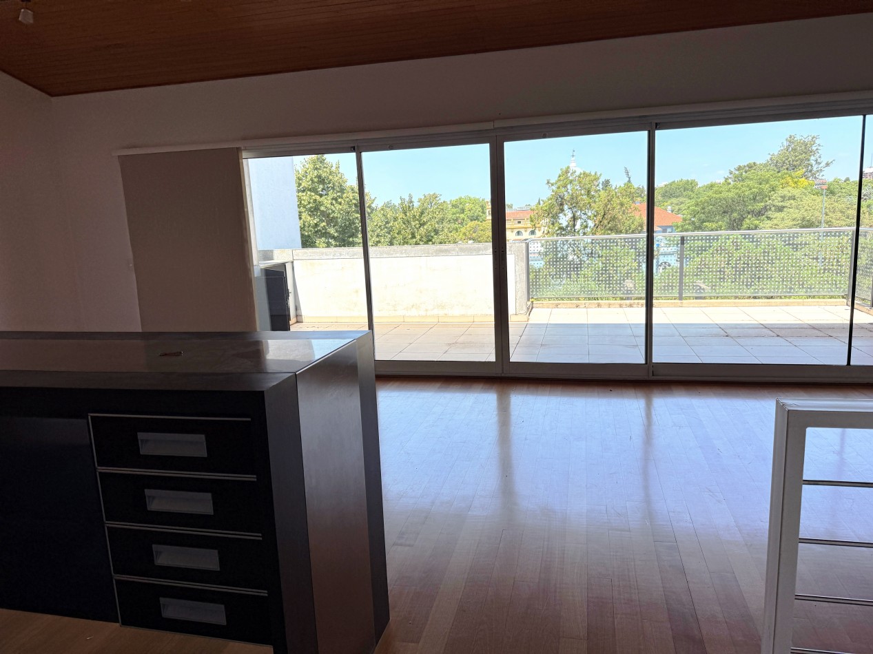 Departamento duplex en venta en San Isidro con terraza y cocheras
