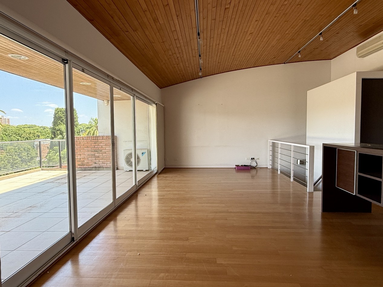 Departamento duplex en venta en San Isidro con terraza y cocheras