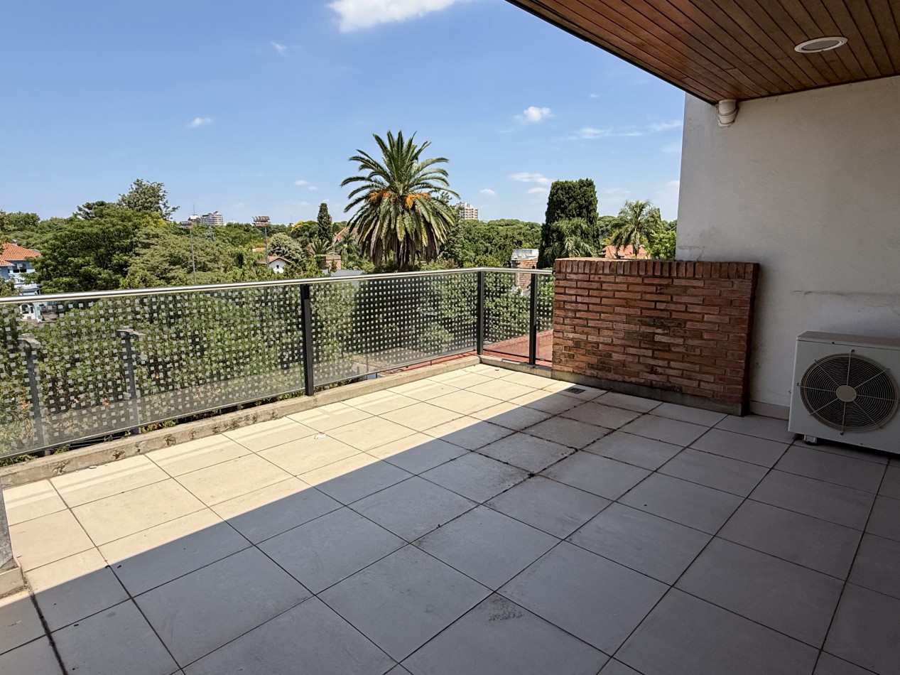 Departamento duplex en venta en San Isidro con terraza y cocheras