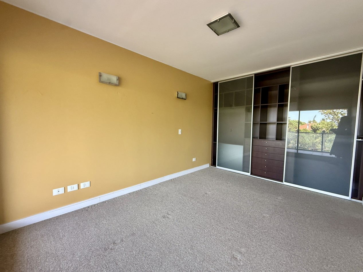 Departamento duplex en venta en San Isidro con terraza y cocheras