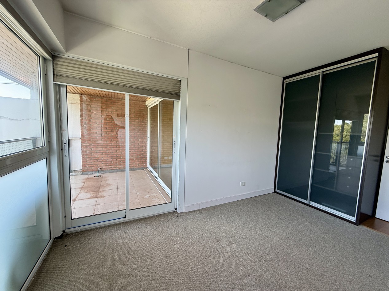 Departamento duplex en venta en San Isidro con terraza y cocheras