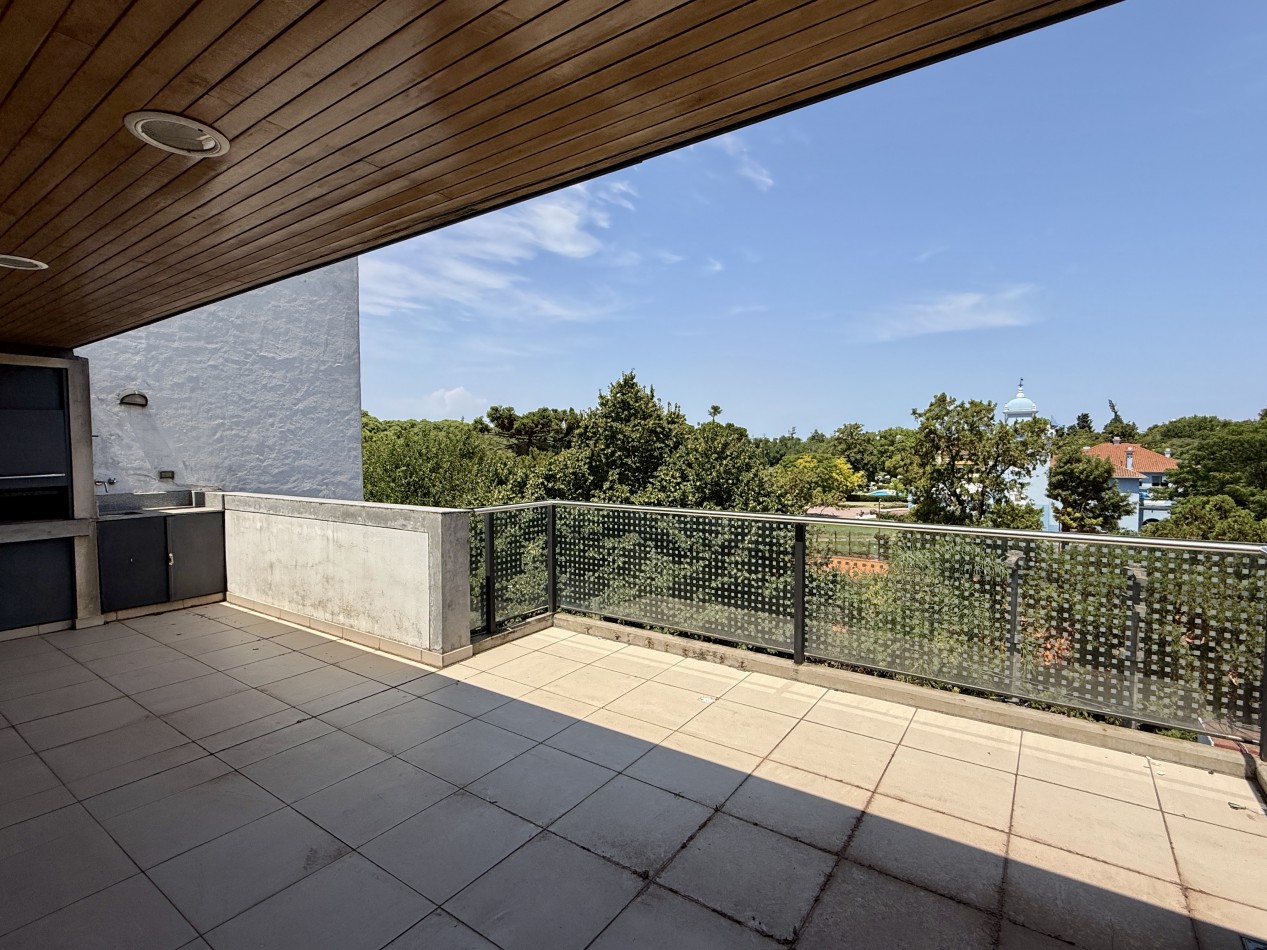 Departamento duplex en venta en San Isidro con terraza y cocheras