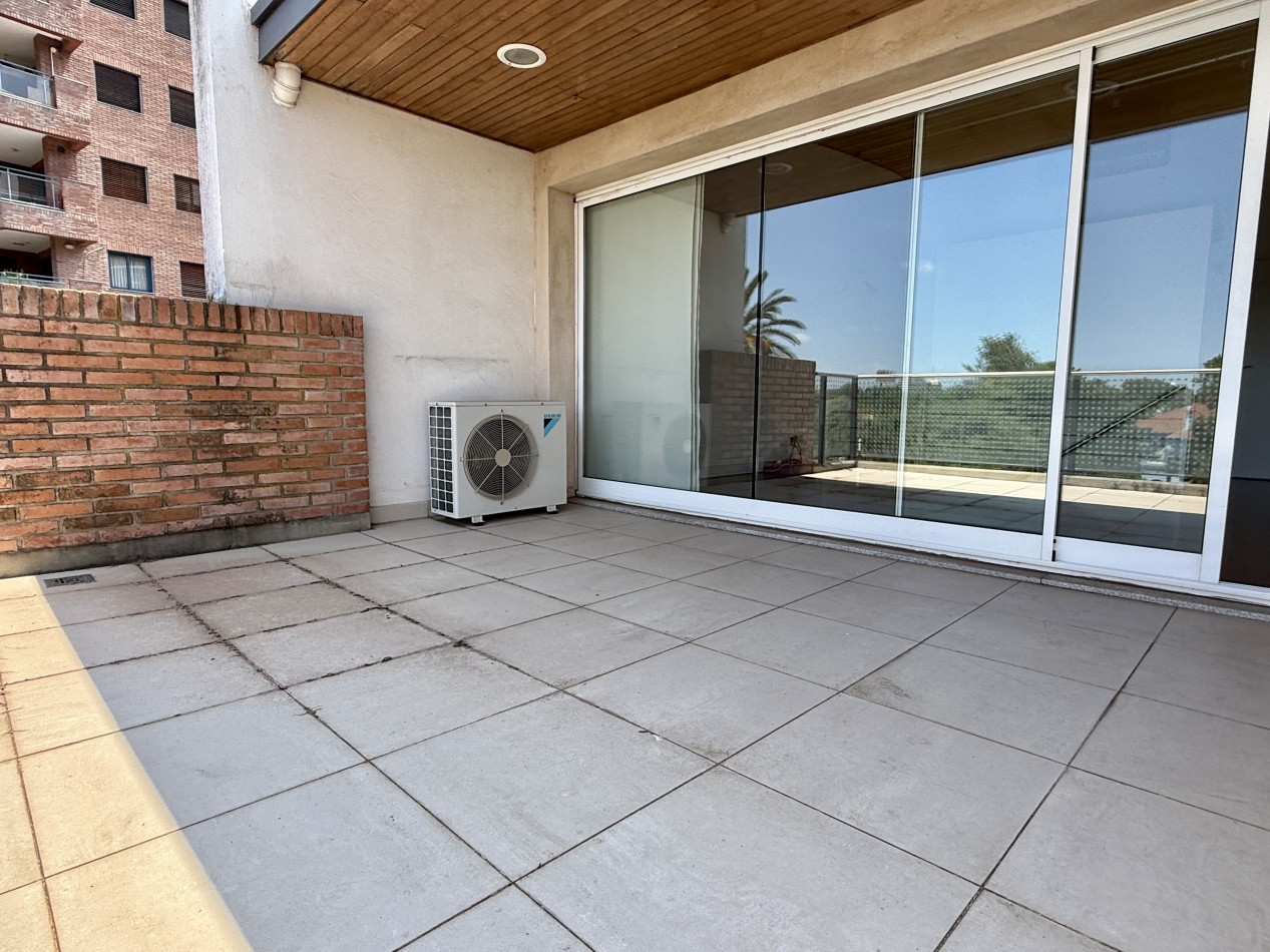 Departamento duplex en venta en San Isidro con terraza y cocheras