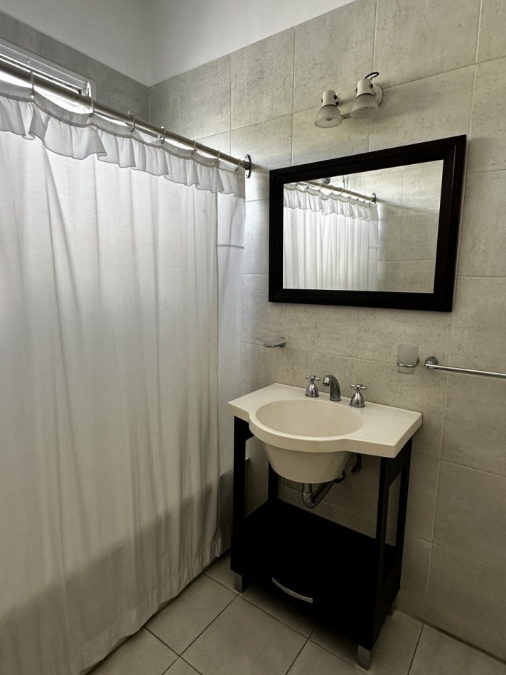 Casa en venta en el bajo de  San isidro, muy cerca de tren de la costa