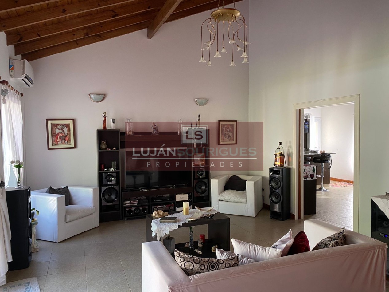 IMPECABLE CASA EN BARRIO CLUB DE CAMPO LAS CAÑUELAS, TODA EQUIPADA